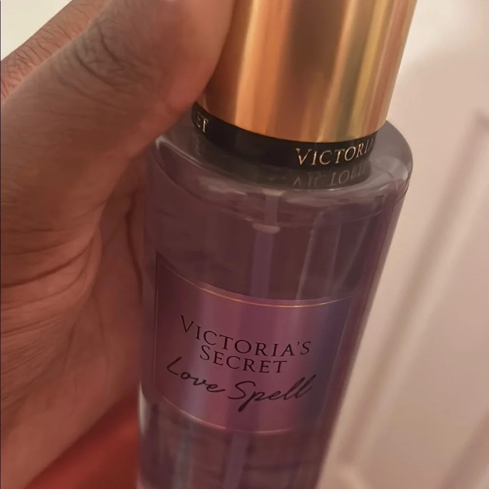 Victoria's Secret Love Spell Fragrance Mist - Picture 5 of 5